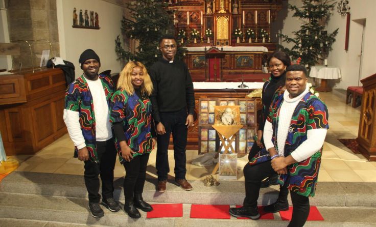 Nigerianische-gruppe-magnificat-mit-kaplan-paulmiki (Foto: Friedrich Kriener)