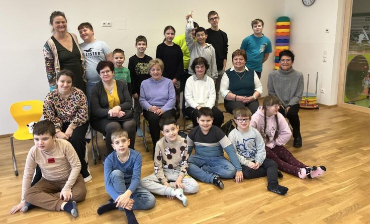 Bei der Übergabe der Spende (Foto: Brückenschule)