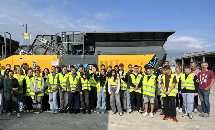 Interessierte Schüler und große Maschinen (Foto: Regina Denkmayr)