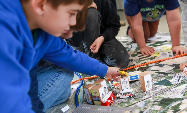 Die Kinder freuen sich über den Spieleteppich (Foto: Sparkasse OÖ_Eva Stiftinger)