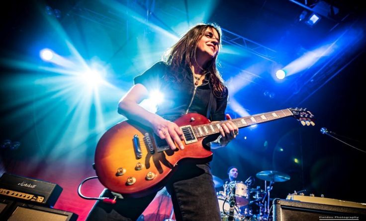 Die kraftvolle Gitarristin und Sängerin Laura Cox (Foto: Dwidou Photography)