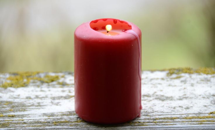 Die Teilnehmer konnten eine Kerze für den Frieden zu entzünden. (Foto: mott)