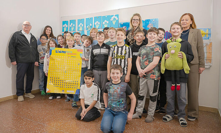 Schüler der VS Enns turnen und sammeln dabei Sticker. (Foto: Alfred Fröschl)