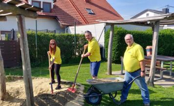  Die ÖVP Asten befüllte Sandkisten