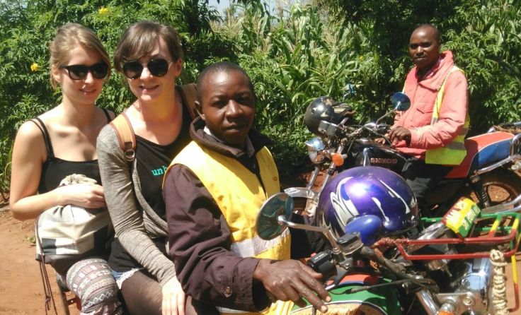 Cristina Mos und Studienkollegin Alexandra Schürz (l.) waren gemeinsam in Kenia.