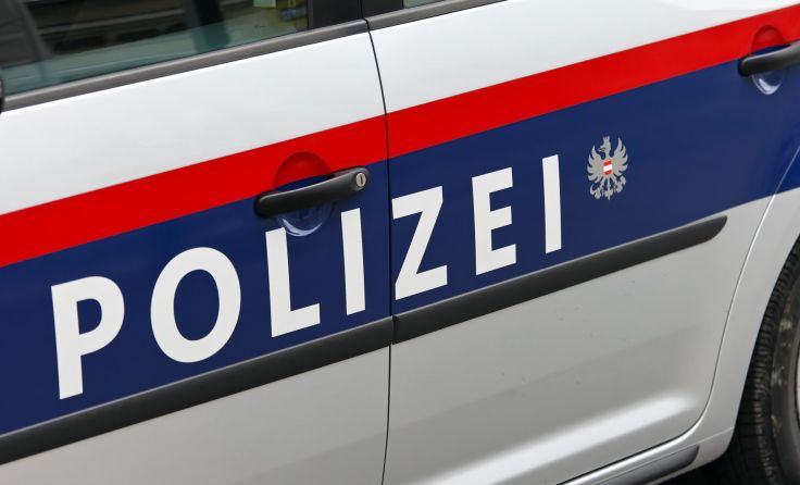 Mann schlug mit Axt Türen ein Symbolbild: Wodicka