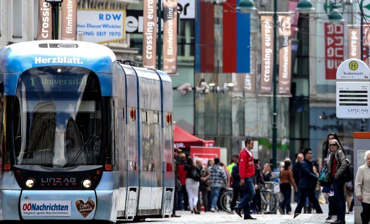 An einigen Haltestellen von Bus und Bim gibt es technische Probleme mit den Anzeigen. Foto: Weihbold