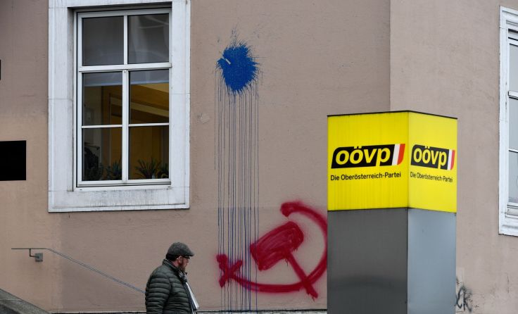 Schmierereien auf der OÖVP-Zentrale Foto: fotokerschi.at/Kerschbaummayr
