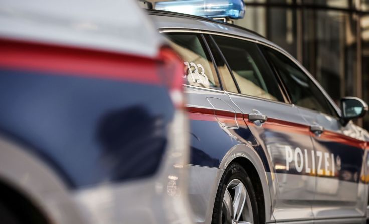 Die Polizei fahndet nach einem Bankräuber. Foto: Weihbold