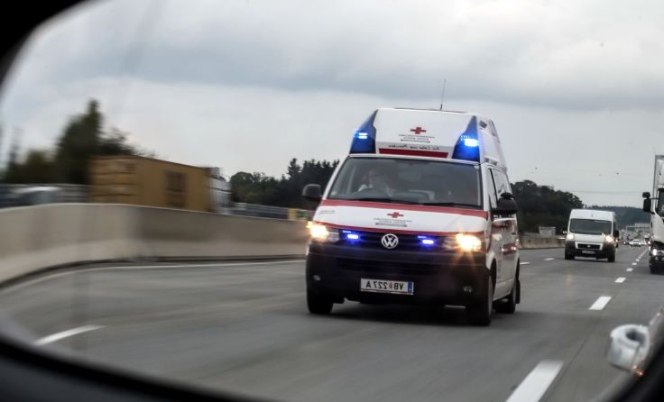 Die Radfahrerin wurde verletzt ins Unfallkrankenhaus gebracht. Symbolfoto: Volker Weihbold