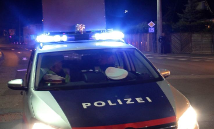 Die Polizei zog den LKW aus dem Verkehr. Foto: Symbolfoto/Volker Weihbold