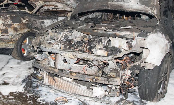 Sechs Autos wurden völlig zerstört, weitere stark beschädigt. FOTOKERSCHI.AT/KERSCHBAUMMAYR 