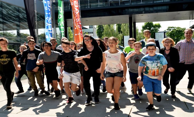 Die neuen „CitySurfer“ kommen – Absolventen mit Projektleitern Foto: Linz AG