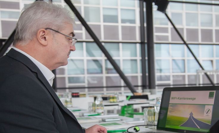 Walter Sonnberger beim Einstieg in das neue WIFI Online Tool "Karrierewege". Foto: WKOÖ