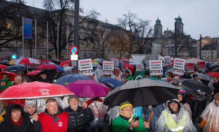 Trotzten Regen und Kälte demonstrierten viele gegen die Kürzungen im Sozialbudget. Foto: GPA-djp