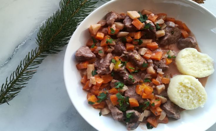 Hauptgericht: Rehragout mit Kartoffelknödel Foto: Daniela Ehrlinger