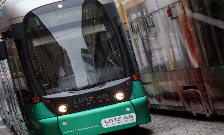 Eine Demo führt zu Verkehrsbehinderungen in der Innenstadt. Foto: Weihbold