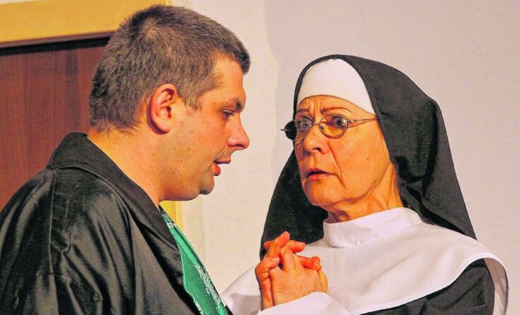 Immo-Verkäufer Schock (Christian Klausberger) mit Schwester Margit (Herta Weis)**Foto: Alois Kaiser