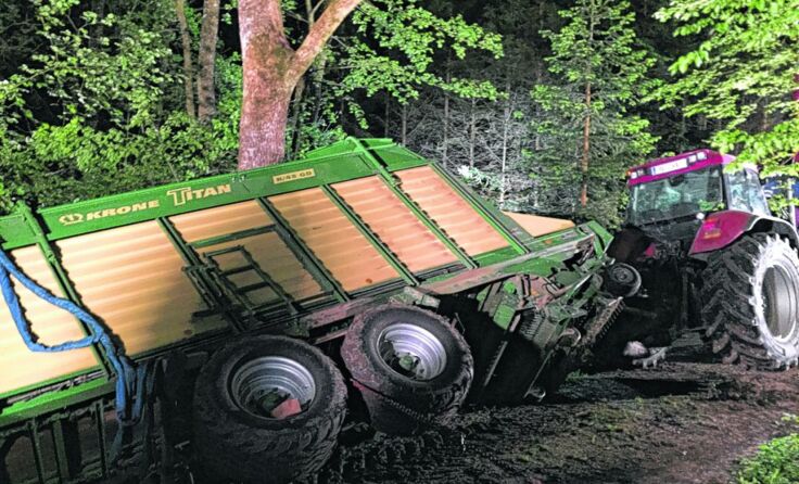 Um den Ladewagen aus der Schräglage zu befreien, musste der Kran anrücken. **Foto: FF Steyr