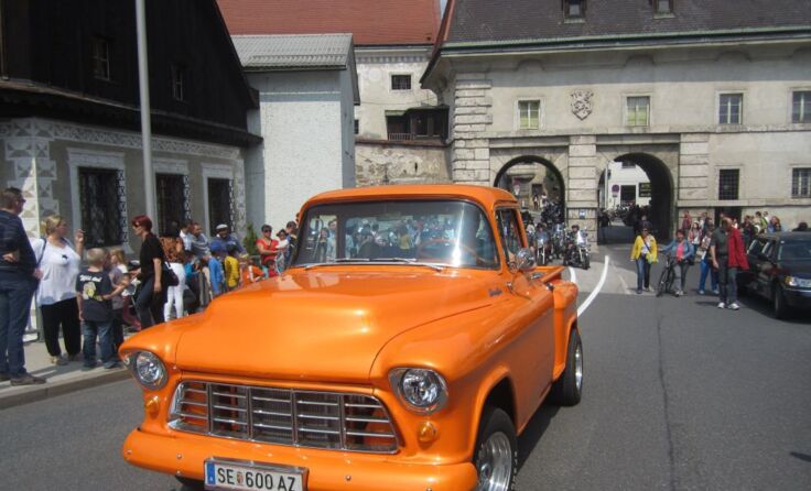 Selten zu sehende Gefährte erobern wieder den Stadtplatz. ***Foto: Stadtmarketing Steyr