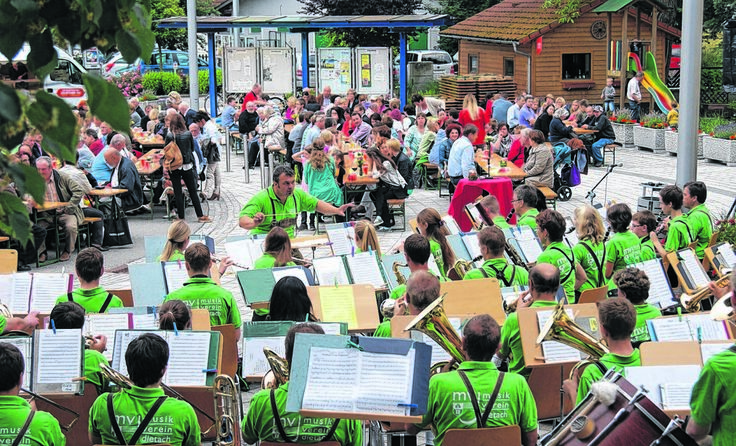 Eine schwungvolle Zeitreise unternehmen die Zuhörer mit dem Musikverein Dietach.