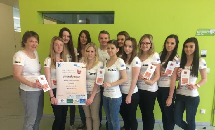 Die 3BHL-Projektgruppe der HLW-Steyr mit ihrer Professorin Maria Mösenbacher (links)