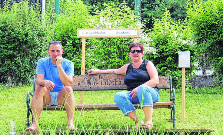 Örtliche Vereine und Firmen haben zahlreiche kreative Bänke zum Platznehmen gestaltet. Fotos: Putz