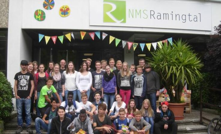 Schüler der NMS Ramingtal mit ihren Besuchern vom Steyrer Jugendasylheim Maradonna.