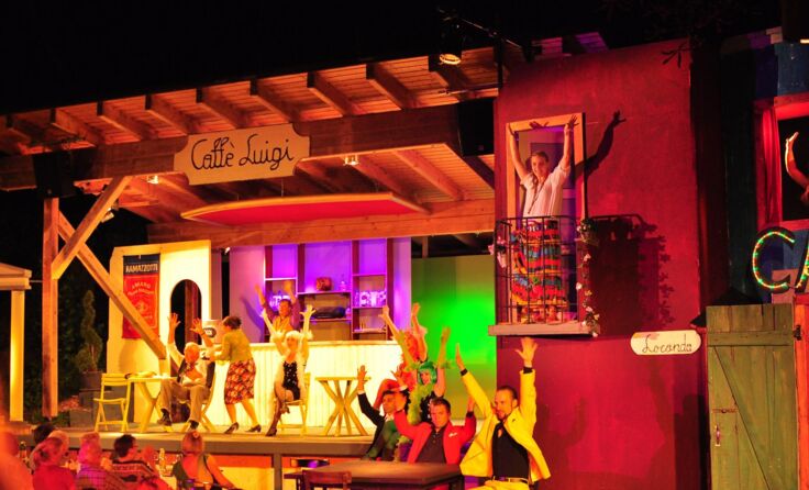 Bunt geht es auf der Bühne des jungen „Theater am Fluss“ zu. Foto: mian