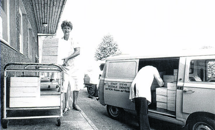 Beladen eines Essens-Transporters einst. Foto: Magistrat