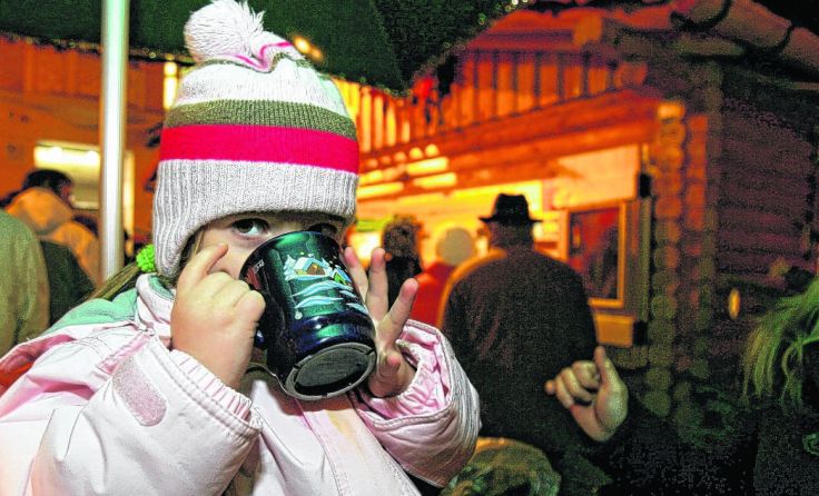 Beim Tips-Benefizstand gibts u. a. auch Kinderpunsch für Klein und Groß.