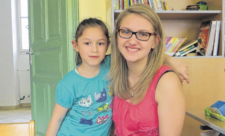 Jugendliche Schüler sind Volksschülern Kommunikationspartner und Vorbild. 