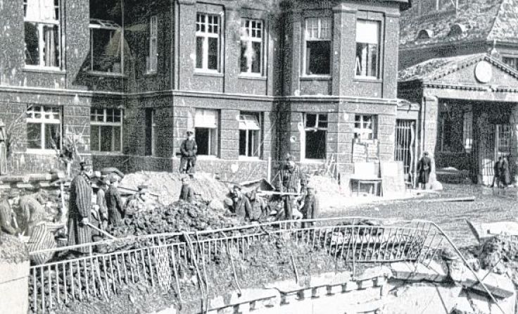 KZ-Häftlinge räumen Bombenschutt beim Tor der Steyr-Werke weg. Foto: Filmarchiv Austria