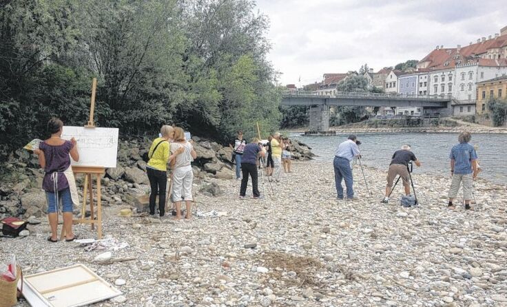 Am Zusammenfluss von Steyr und Enns widmen sich Interessierte aktiv der Kunst. Foto: Kunstwoche 