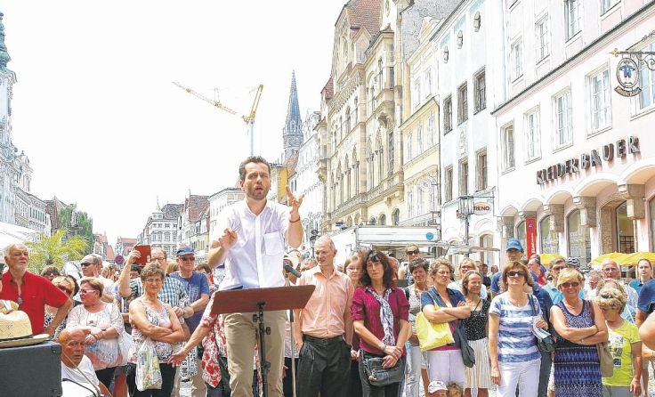 Helmut Schaumberger dirigiert auch heuer beim Finale hunderte Sänger. 