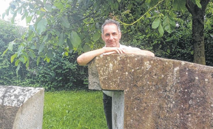 Schreiberhuber liest vor zwei mächtigen Granitskulpturen. Foto: Marlene Krisper 