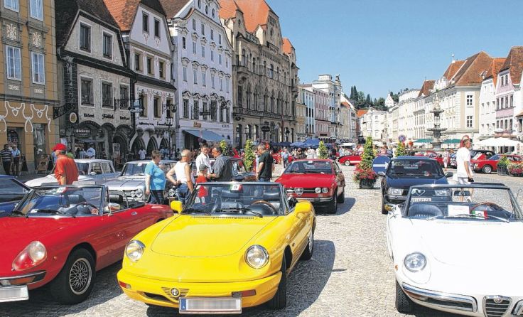Am Stadtplatz fahren für den guten Zweck sportliche Italo-Boliden auf. Foto: I Pazzi Alfisti 