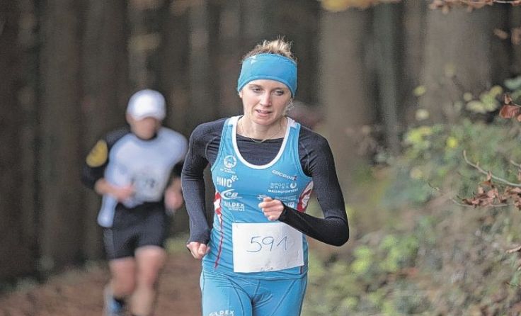 Ärztin Julia Mühlbachler hält Vortrag. Foto: Ernst Bair