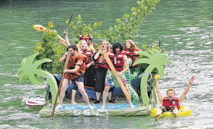 Originelle Spaßgefährte wollen zu Wasser wieder Meter machen. Foto: FH OÖ