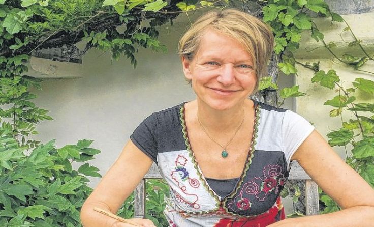 Claudia Dzengel gestaltet den Kurs für Kalligrafie-Interessierte. Foto: kunstwoche.at 