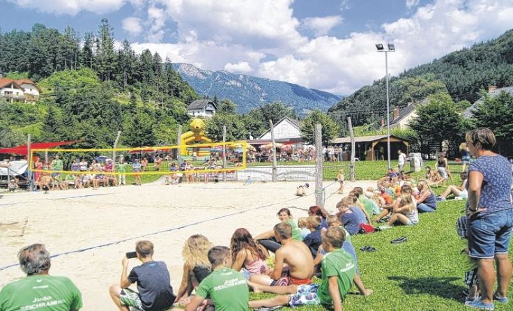 Hobby-Mannschaften zeigen auf dem Sand in der Arena ihr Können.