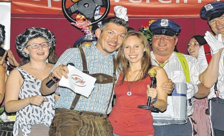 Josef Zöttl vom SV Mühlbach mit der Vorjahressiegerin der Schlagerparade Martina Garstenauer