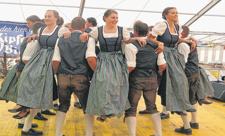 Wolferns Volkstanzgruppe freut sich über viele Gäste beim Jubiläumsfest in Dietach.