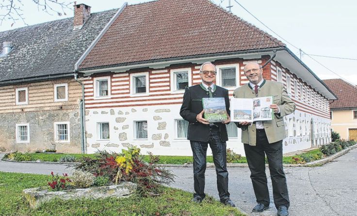 Buchautor Karl Mayer (links) mit Ortsbauernobmann und Initiator Berthold Huemer Foto: Huemer
