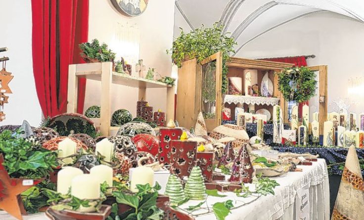 Gustieren bei den bunten Adventmarkt-Ständen in Weyer Foto: Stefan Schönberger