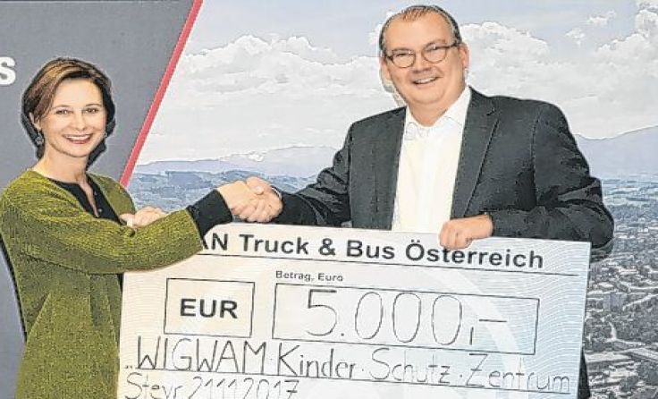 Thomas Müller von MAN überreichte Scheck an Sonja Farkas für Wigwam. Foto: MAN