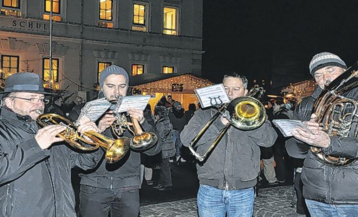 Das Wochenende verheißt ein stimmungsvolles Adventtreiben mitten in Neuzeug.