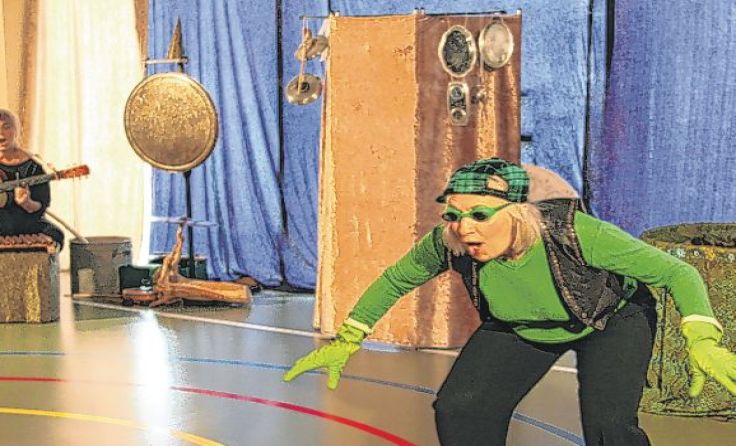 Das Erzähltheater Märchenklänge spielt „Der Froschkönig" im Theater am Fluss.