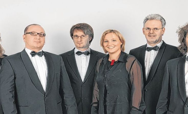 Die Gruppe Six Pence sorgt für Schwung auf dem Tanzparkett in Garsten.