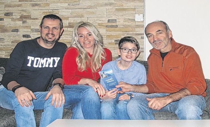 Familie Neuhauser mit Diafestival-Organisator Franz Steindl (rechts)